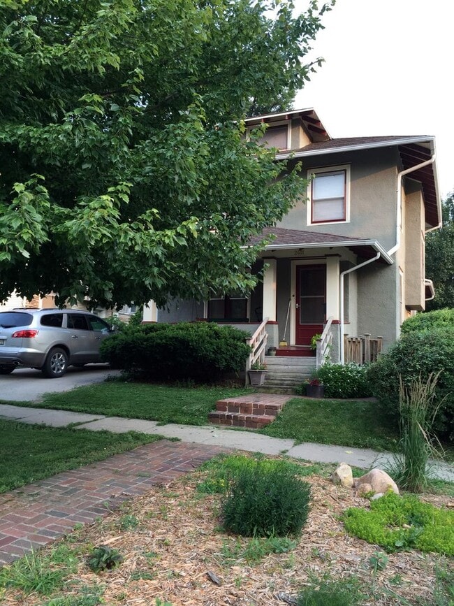 Building Photo - Classic charm in Near South!