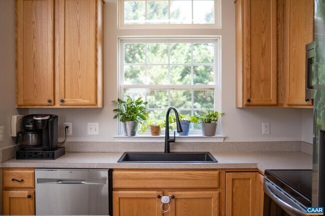 Building Photo - 662 Holly Hill Dr
