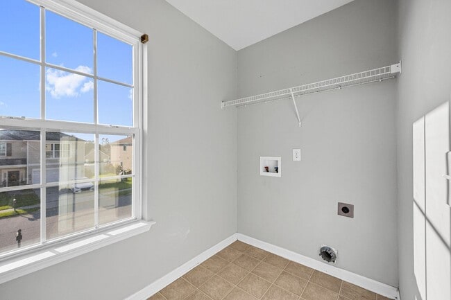 Building Photo - 5 Bedroom, 2.5 Bathroom - White Oak Subdivision - Richmond Hill