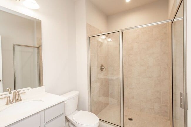 Building Photo - 3 story townhome in a great location in Chamblee