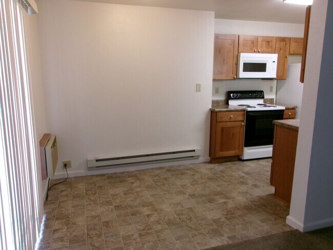 Building Photo - Well maintained 2 bedroom, 1 bath condo