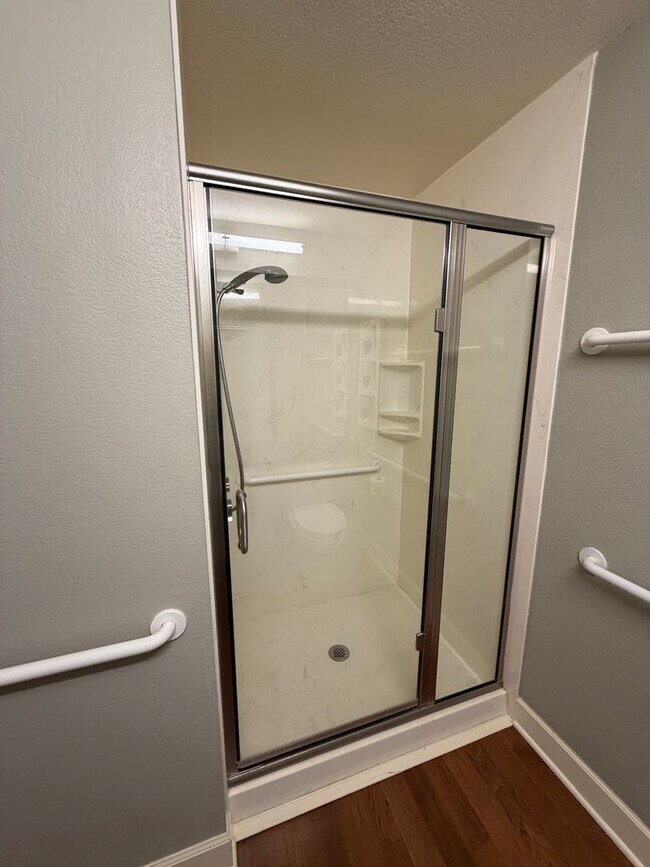 Building Photo - WONDERFUL COLUMBIA SHORES CONDO!
