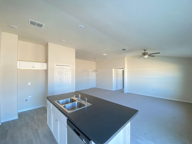 Building Photo - Desirable Marion Oaks Neighborhood 4/2/2 *WON'T LAST*