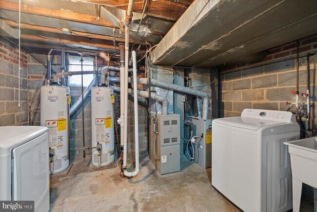 Building Photo - 883 Bellevue St SE