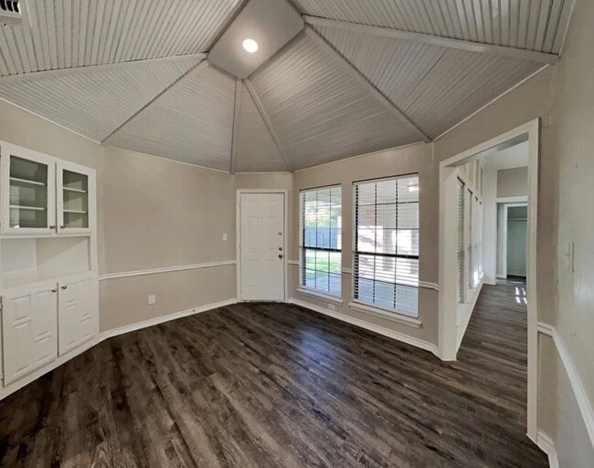 Building Photo - 611 Arbor Creek Dr