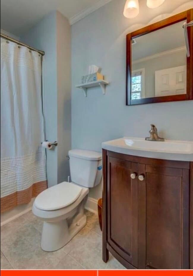 Building Photo - Easy walk to Vanderbilt University