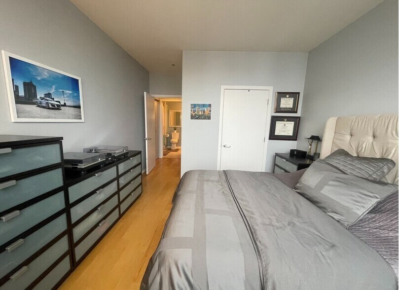 Ideal layout with Walk-In Closet - 330 N Jefferson St