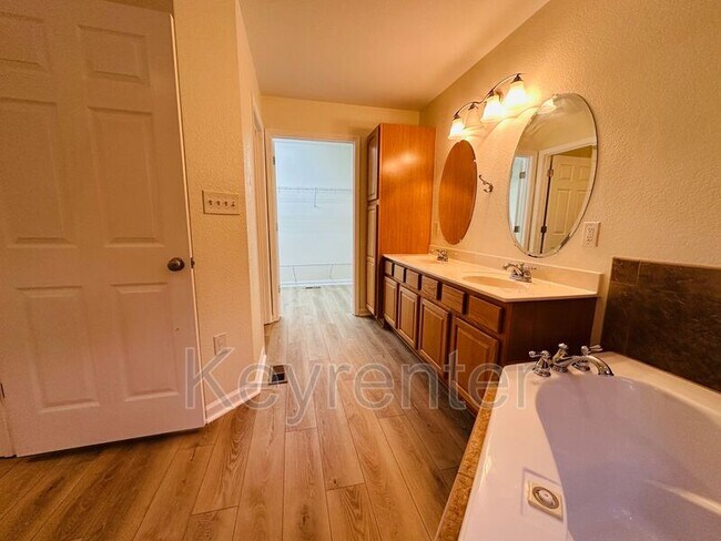 Building Photo - 846 Blue Spruce Way