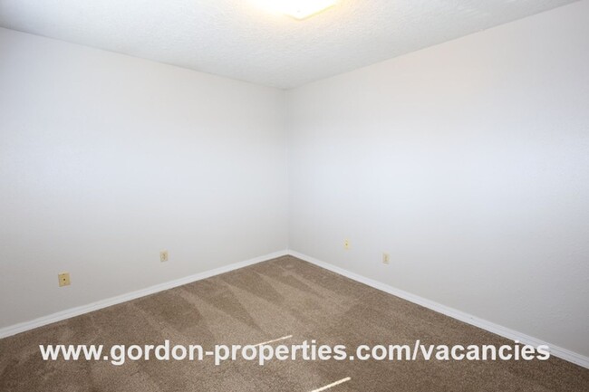 Building Photo - $2,495.00 - NE 27th St - Gresham 4 bedroom...