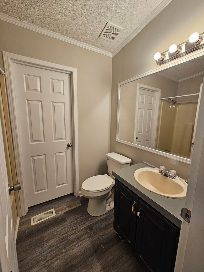 Building Photo - NEW LISTING!!!!!