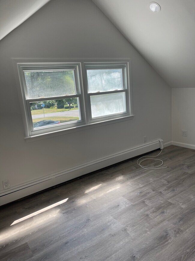 Building Photo - 28 Royce Pl