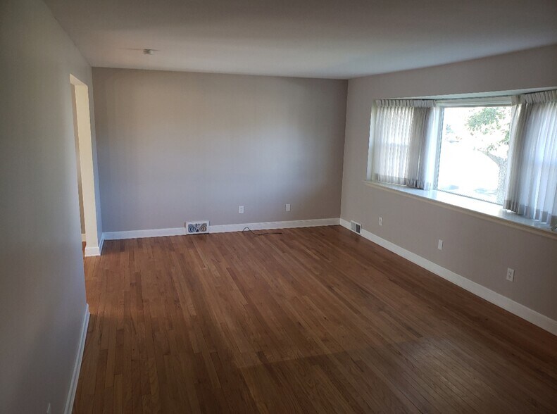 Building Photo - 2406 Lasalle Dr