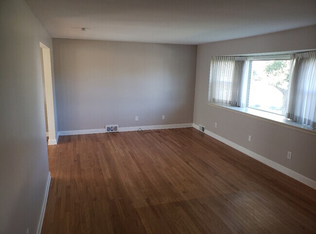 Building Photo - 2406 Lasalle Dr