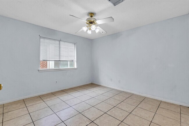 Building Photo - 820 Portsmouth Dr