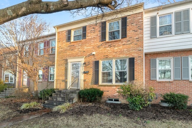 4 bed / 3 1/2 bath. Reserved Parking. Pet... - 4 bed / 3 1/2 bath.  Reserved Parking. Pet...