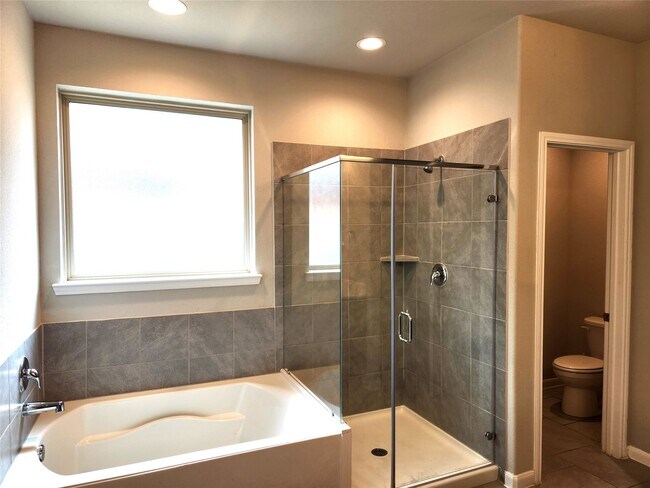 Building Photo - 8519 Golden Field Dr