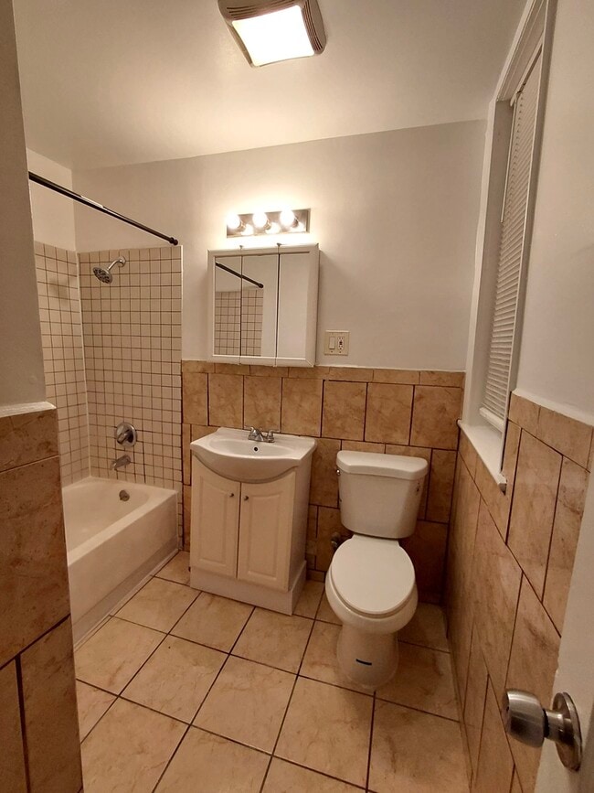 Building Photo - 1255 N Harding Ave