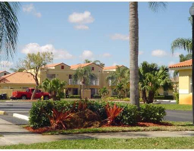 Building Photo - 2BR/2.5BA Townhouse with 2 Master Suites in Sorrento Lakes