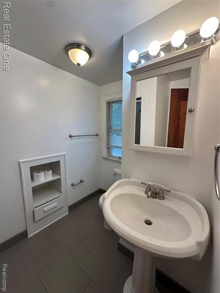 Building Photo - 122 W Houstonia Ave