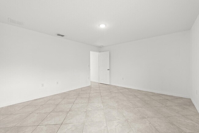 Building Photo - 566 SW Grove Ave