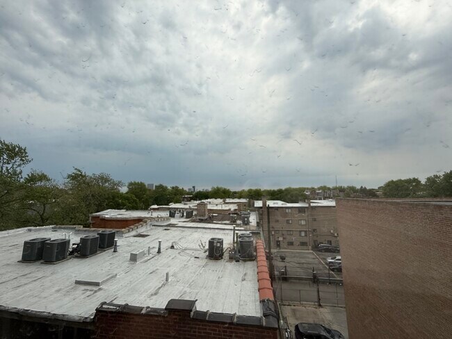 Building Photo - 6930 N Greenview Ave