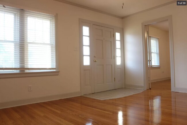 Building Photo - 910 W York Ave