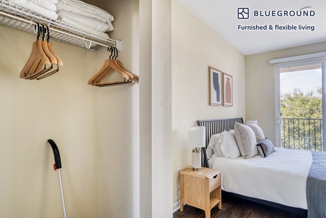 Building Photo - 853 Commodore Dr