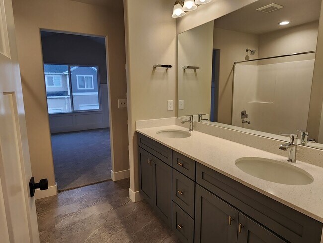 Building Photo - Newer 3 Bd 2.5 Ba Townhome in Herriman