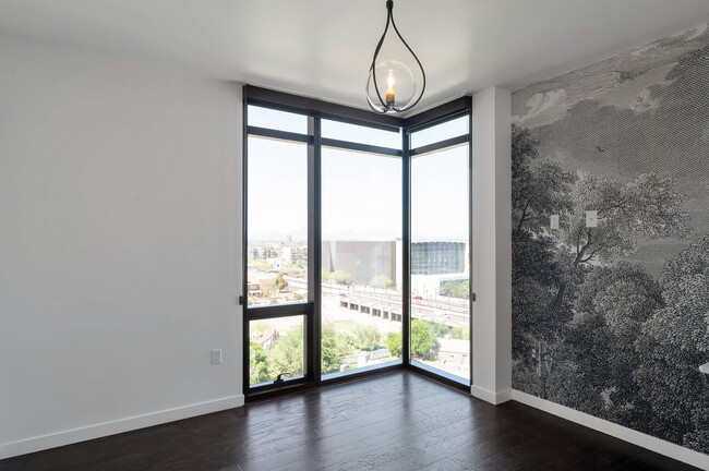 Building Photo - Luxury Condo in the Heart of Downtown Phoe...