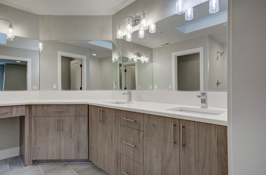 Building Photo - 6049 NE Flanders St