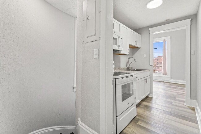 Building Photo - 621 E Main St