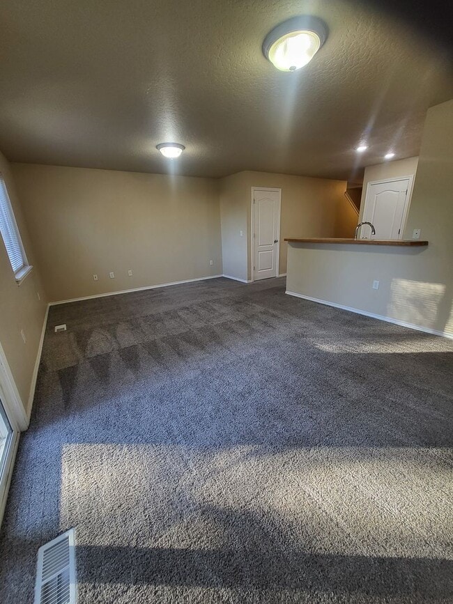 Building Photo - Cute Townhouse