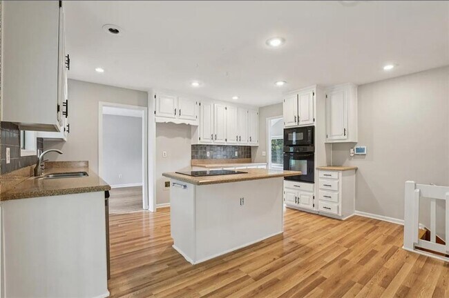 Building Photo - 270 St Simon's Cove