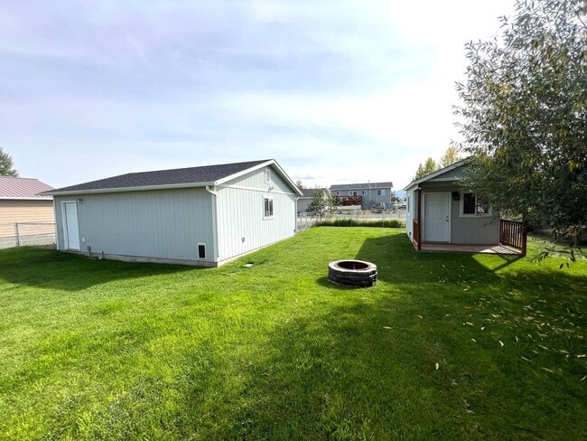 Building Photo - Pet Friendly 4 Bed 2 Bath Single Family Home W/ Fully Fenced Yard, Double Car Garage Located in E...