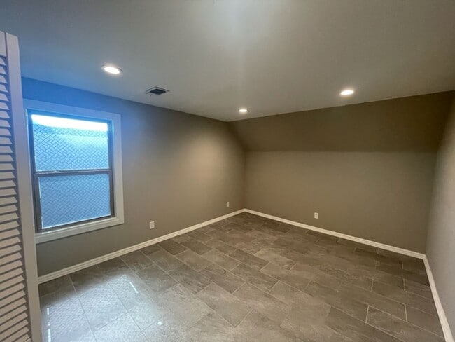 Building Photo - Centerhill Schools, beautiful corner lot w...