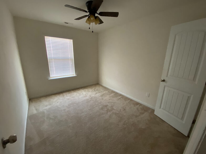 Building Photo - Room in Townhome on Haskell Dr