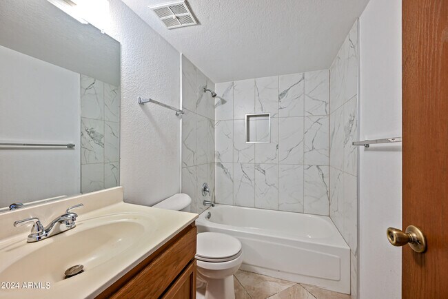 Building Photo - 4211 E Palm Ln