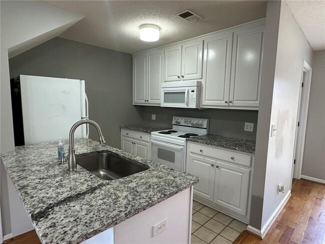 Building Photo - 2866 Florence Dr