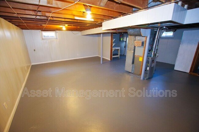 Building Photo - 723 Riderwood Dr