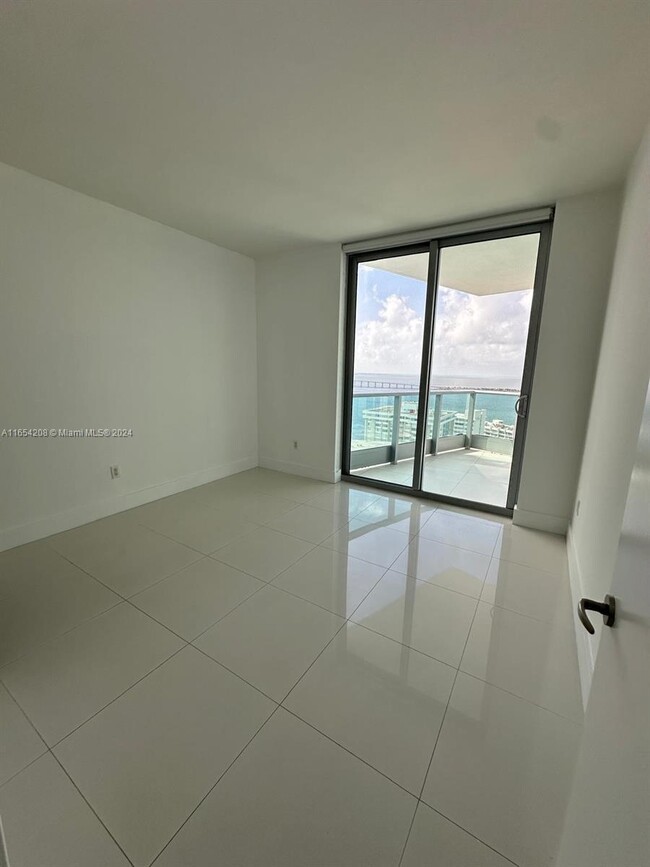 Building Photo - 1331 Brickell Bay Dr