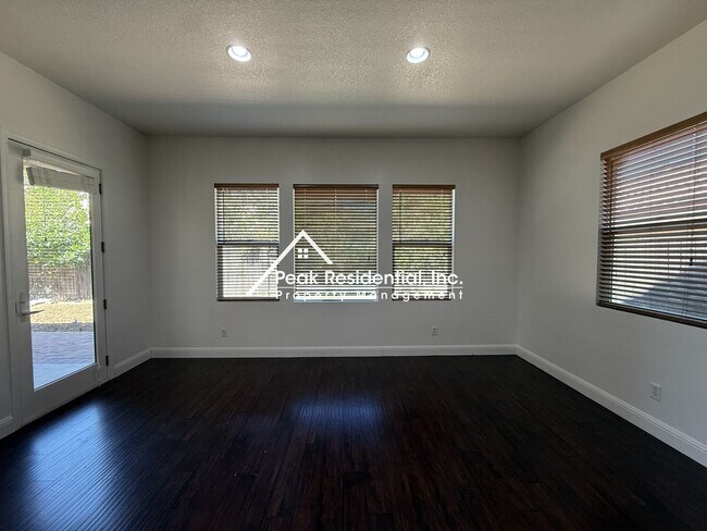 Building Photo - Charming 4 bedroom 2 bathroom home in Elk Grove!