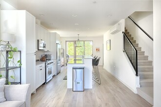 Building Photo - Impeccable Designer Townhome