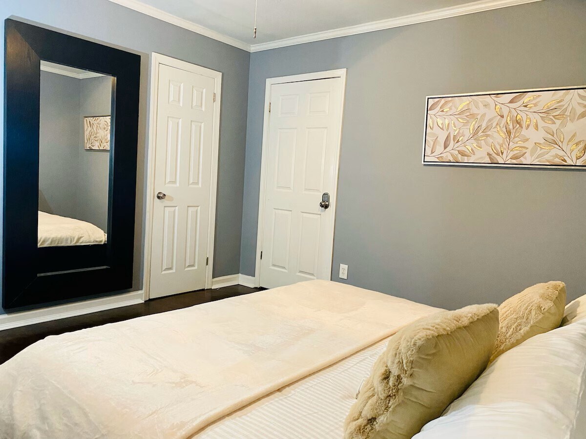 Mirror Bedroom 2 - 1524 Woodland Cir SE
