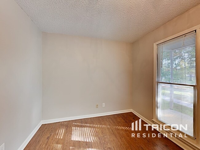 Building Photo - 1619 Highland Ct