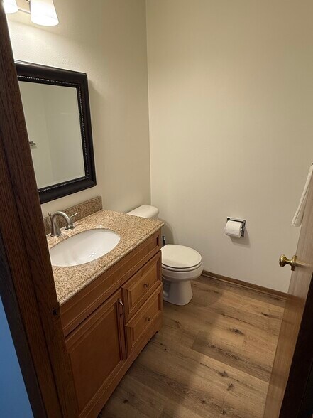 Main Flr Half Bath - 440 Hi View Dr