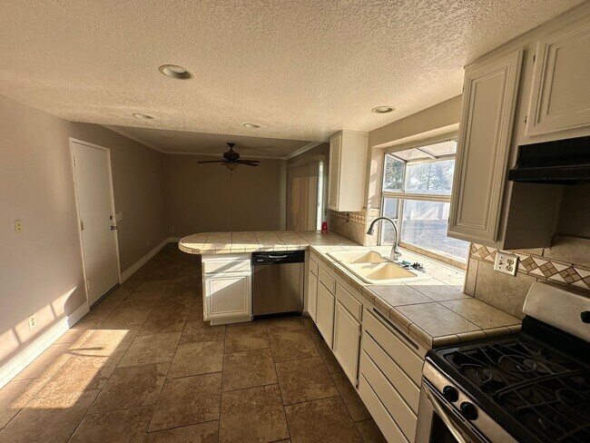 Building Photo - Hyacinth Ln - BEAUTIFUL Sunnymead Ranch Ho...