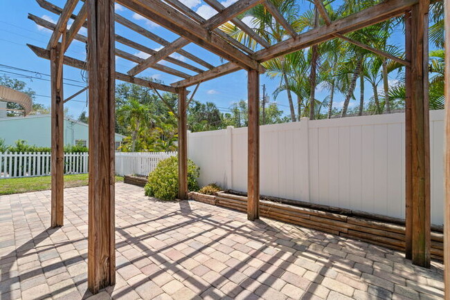 Building Photo - Beautiful Home For Rent in St Petersburg!