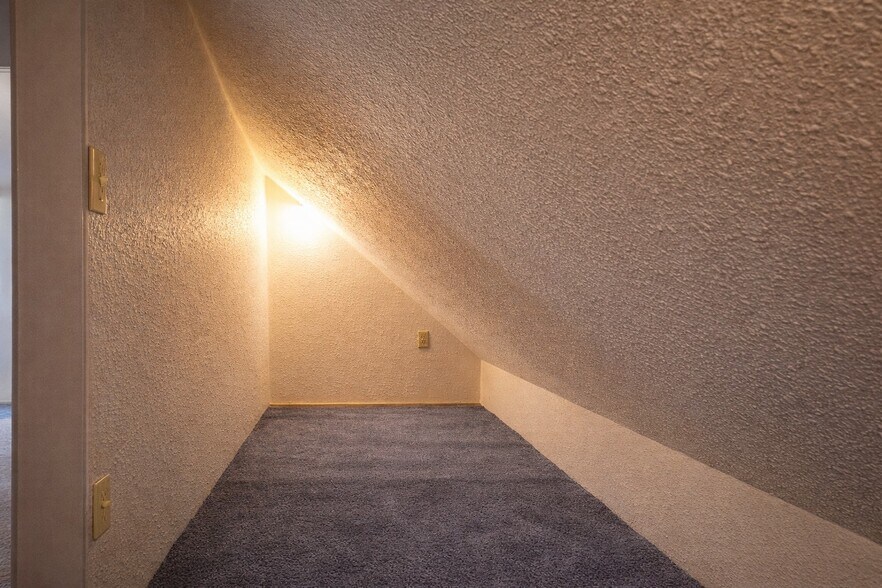 Building Photo - 5116 Meridian Ave N