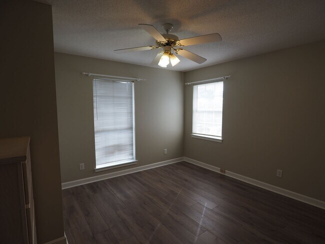 Building Photo - Gorgeous water views just blocks from the ...