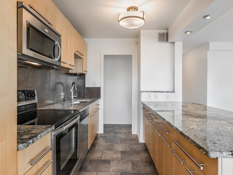 Building Photo - 1455 N Sandburg Ter